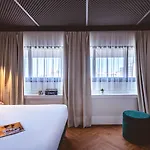 Moxy La 4*