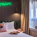Moxy La Hotel Paris