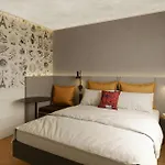 Moxy La 4*