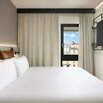Moxy La Hotel Paris