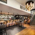 Moxy La 4*