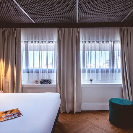 Moxy La 4*
