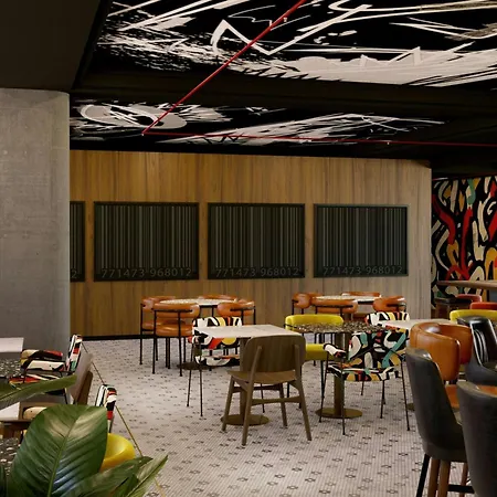 Moxy La 4*