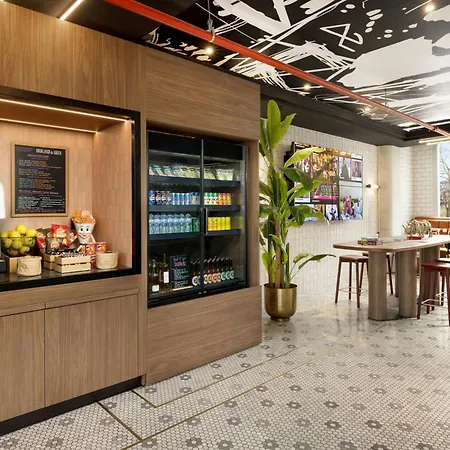 Moxy La 4*