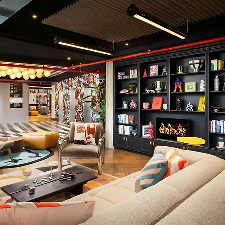 Moxy La Hotel