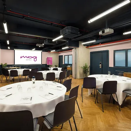 Hotel Moxy La