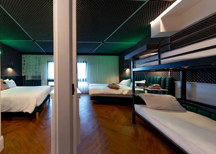 Отель Moxy La 4*