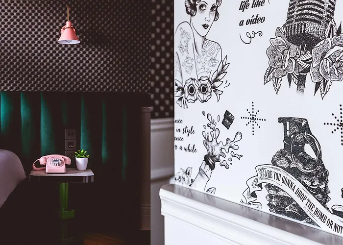 Moxy La 4*