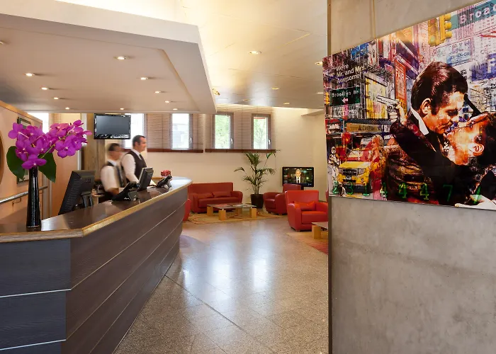 Moxy La 4*