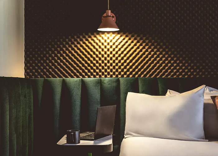 Moxy La 4*