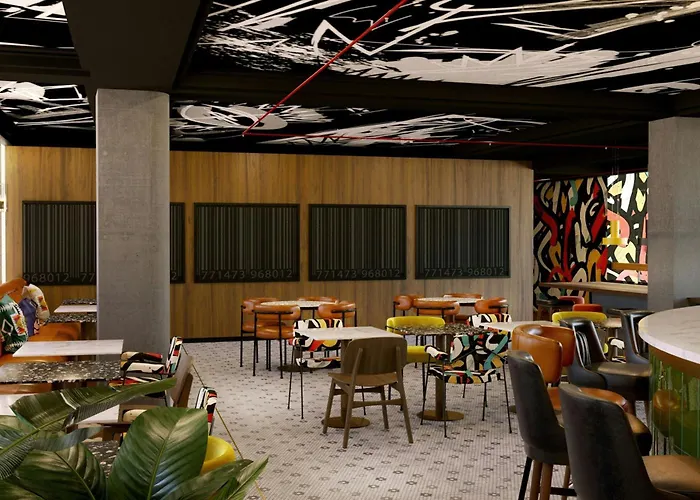 Moxy La 4*