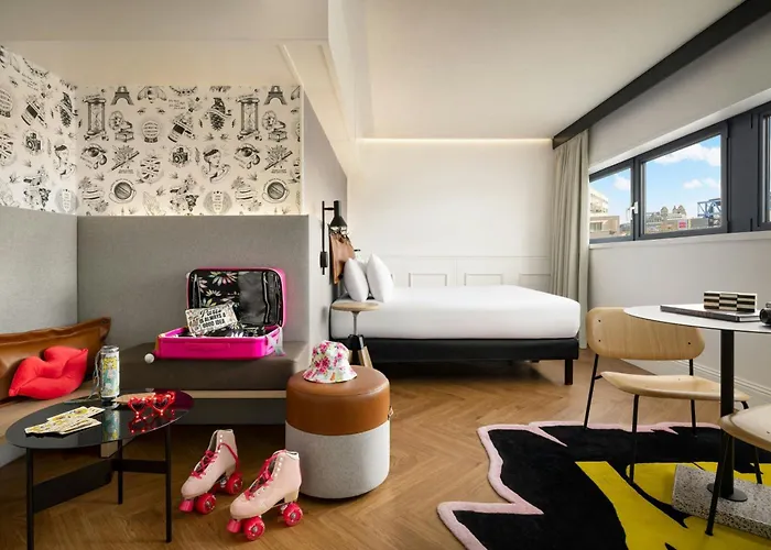 Moxy La 4*
