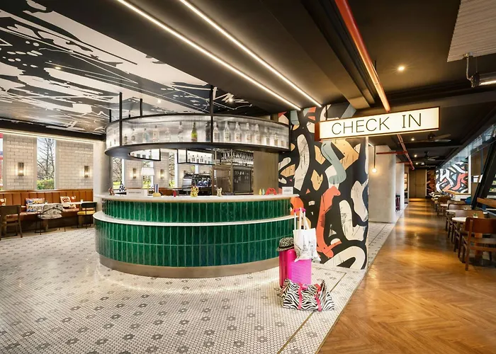 Moxy La Hotel