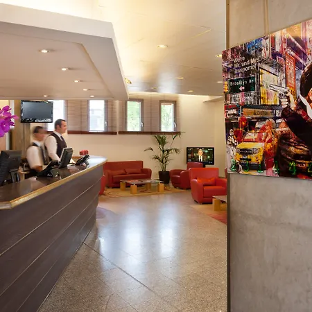 Moxy La 4*