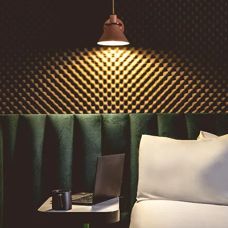 Moxy La 4*