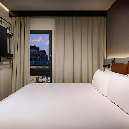 Moxy La 4*