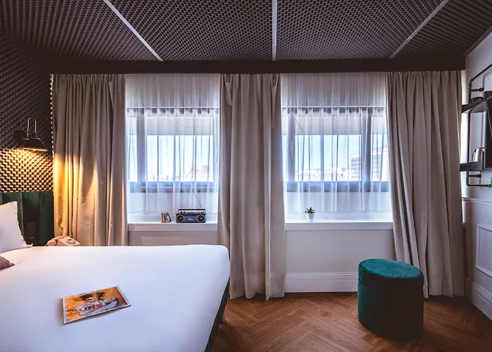 Moxy La 4*