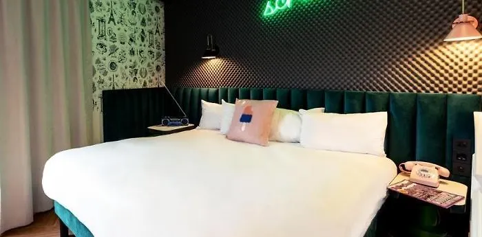 Moxy La