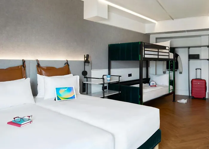 Moxy La 4*