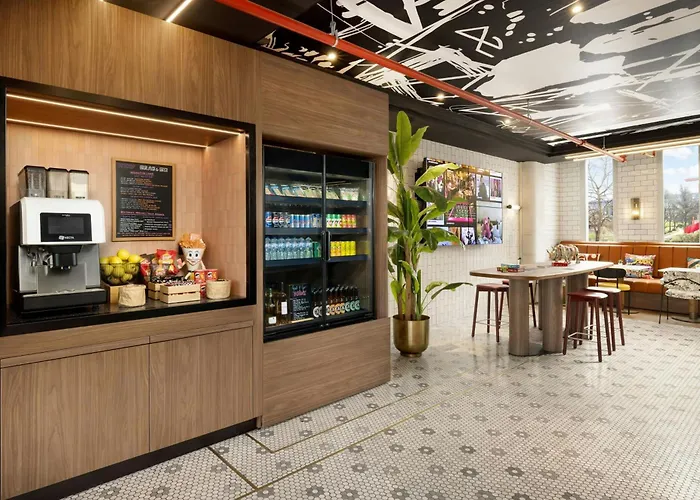 Moxy La 4*